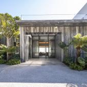 The use of stone-effect porcelain floor tiles from Marazzi’s “Mystone Ardesia” collection, in the colour Cenere (size 75x150cm), for both the interior and exterior spaces, enabled the architects to design the rooms and interpret the spaces with plenty of freedom, and transcend any sense of division between the indoor and outdoor space. 